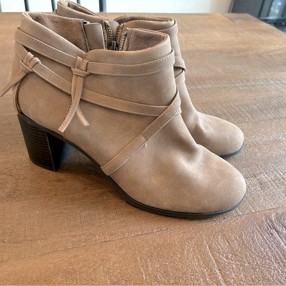 Easy street heeled bootie. Size 9 wide tan. Great condition.